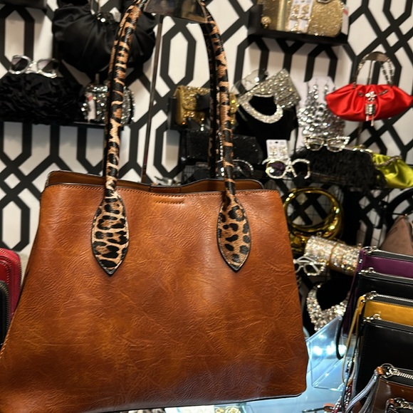 Leopard shoulder Handbag by Virago collection - Picture 14 of 15